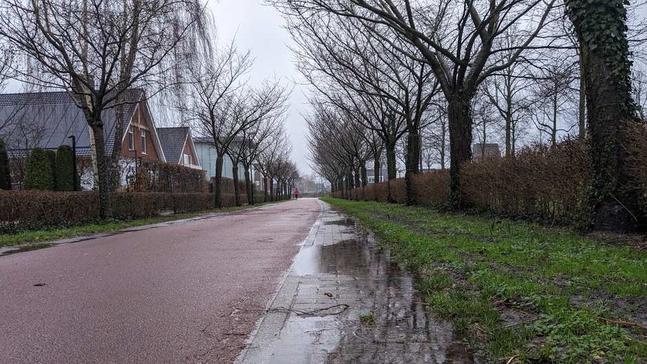 Kletsnatte fietspaden, regen en een hardloper 