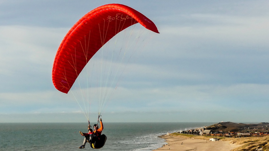 Ideale wind vrijzonnigweer voor paragliders