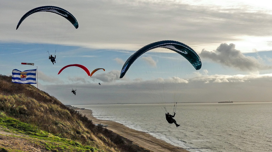 Ideale wind en vrij zonnigweer voor paragliders 