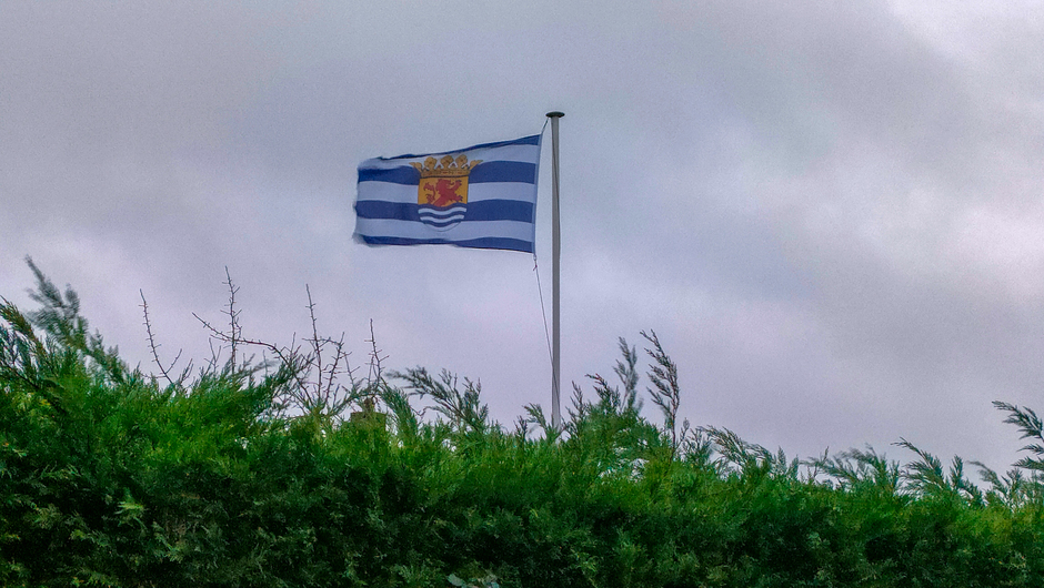 Zeeuwse-vlag in de wind maar niet veel meer