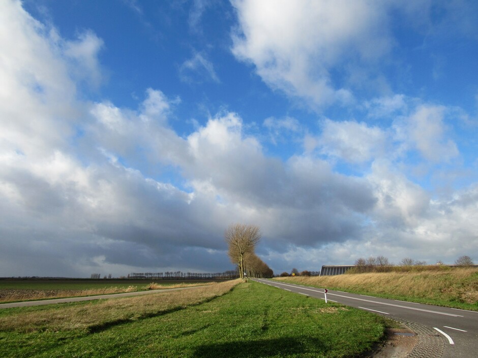 Wolkenluchten met zon, vanmorgen bij Kats, Zeeland