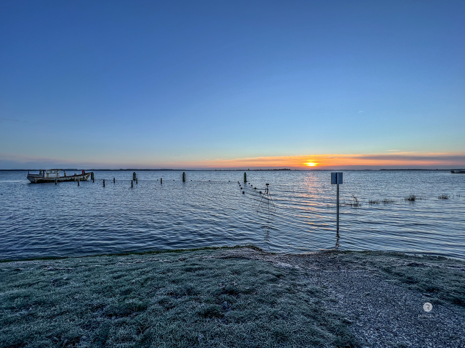 Hoogwater zonsopgang lauwersmeer 