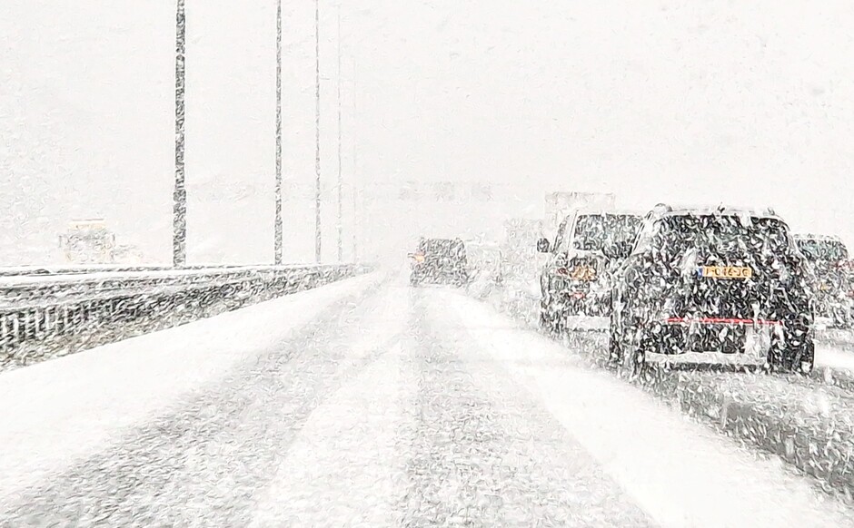 Zware sneeuwval snelweg 
