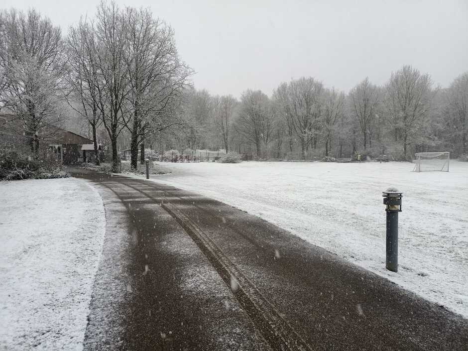 Sneeuw op de boerderij van Koraal Parkstad - Op de Bies & Gastenhof 