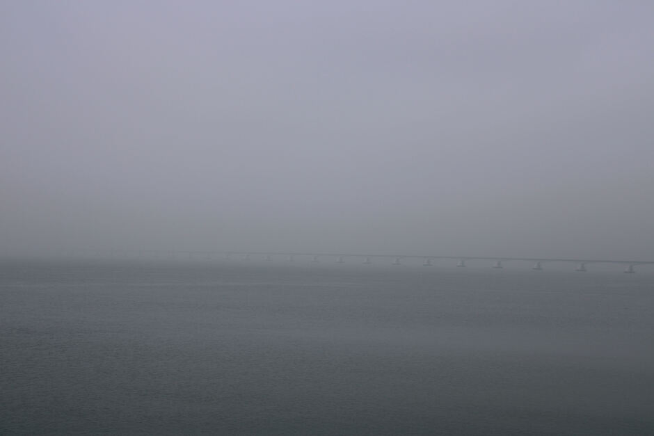 Mistig boven de Oosterschelde: Zeelandbrug nauwelijks zichtbaar, Colijnsplaat (Zeeland)