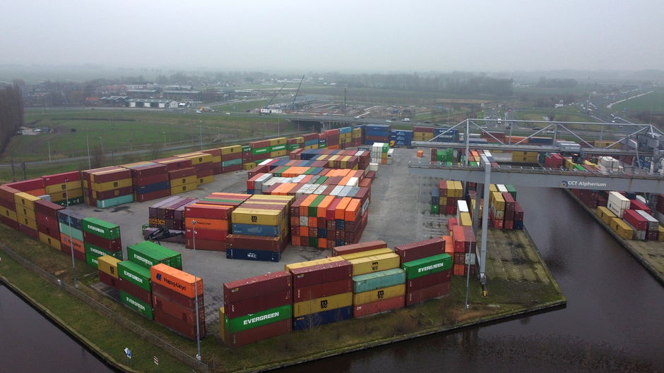 Bewolking, se containers geven nog wat kleur hier in Alphen aan den Rijn