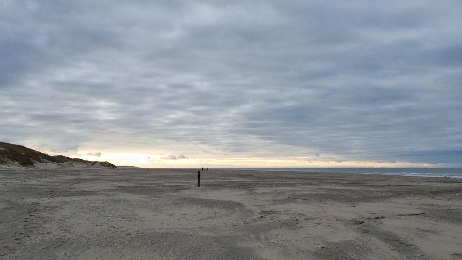 Wolkenvelden verdrijven de opklaring boven Texel