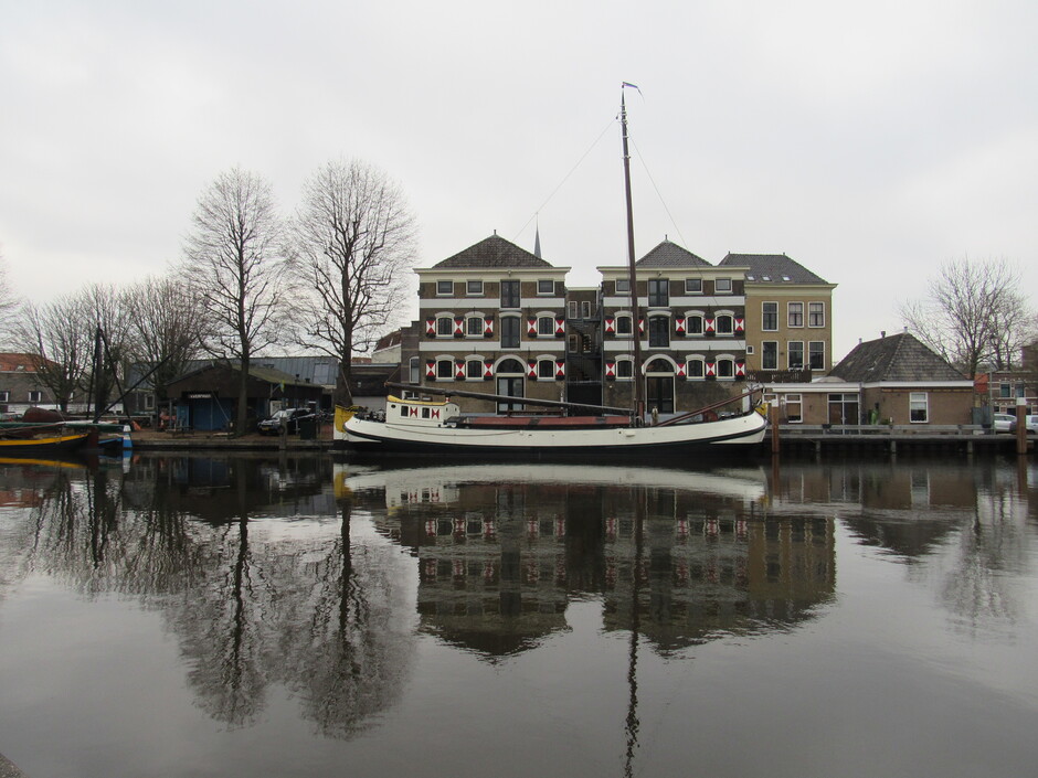 Havenmuseum in Gouda vanmorgen, windstil en grijs