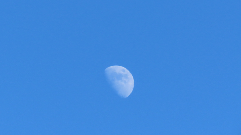 De maan in een blauwe lucht