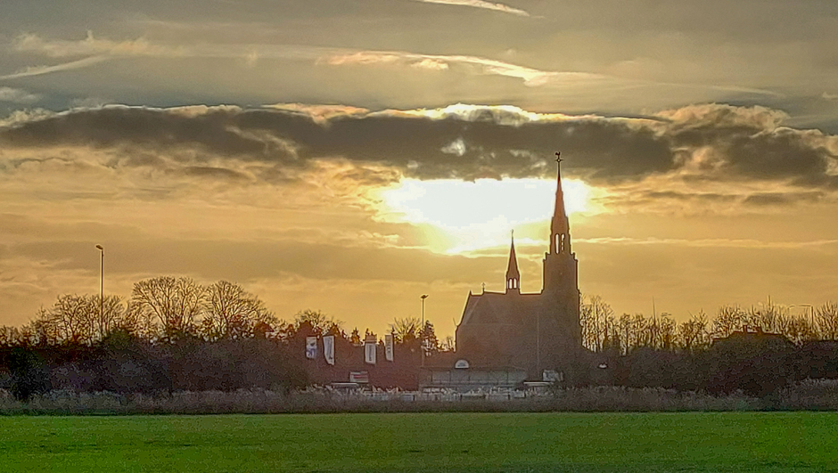 Kerk in de zonsondergang 