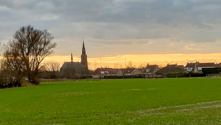 Kerk in de zonsondergang 