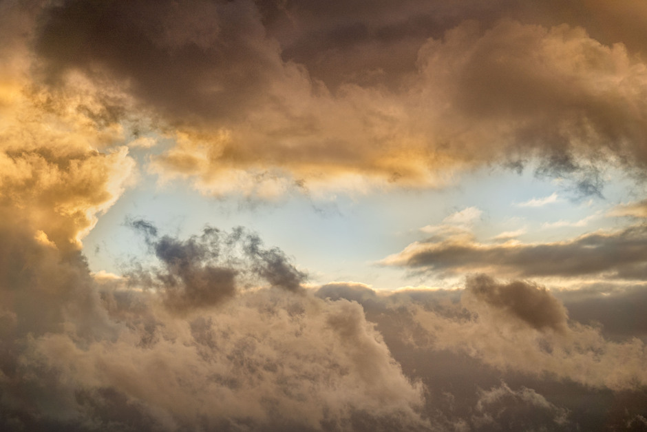 Woelige wolken bij zonsondergang in de Betuwe