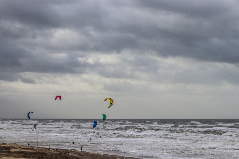 Kitesurfers profiteren van de harde wind 