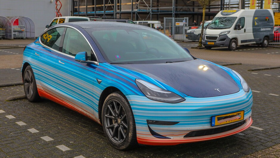 Even schijnt het zonnetje op motorkap van deze "Klimaat-Streepjescode" auto in Geldermalsen 