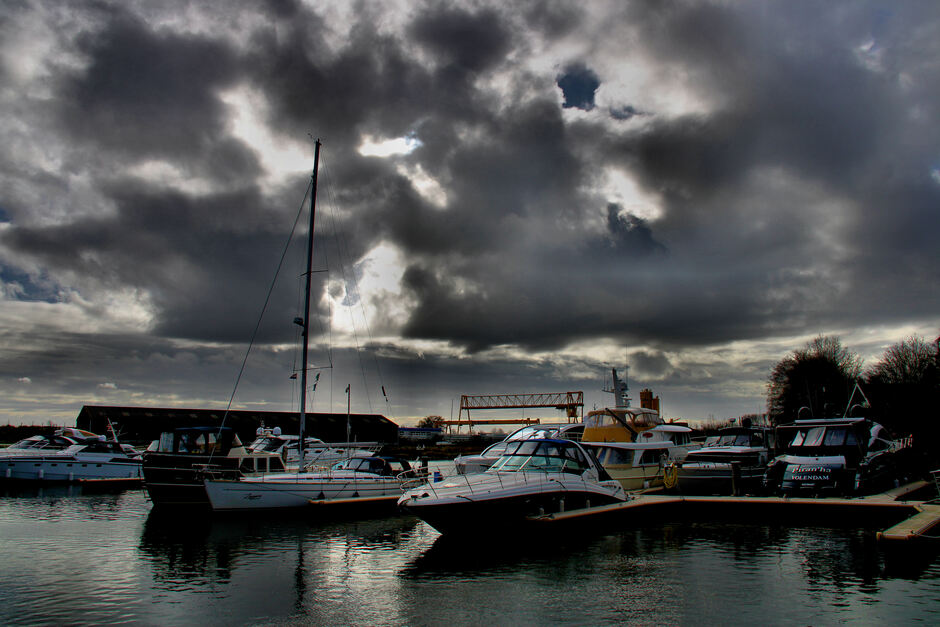 13.00 uur: Donkere wolken verdrijven de zon boven de haven in Kamperland