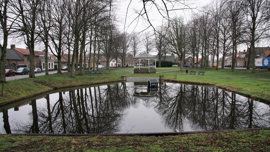 grijs en miezerig weer 8 gr op het dorpsplein met reflectie