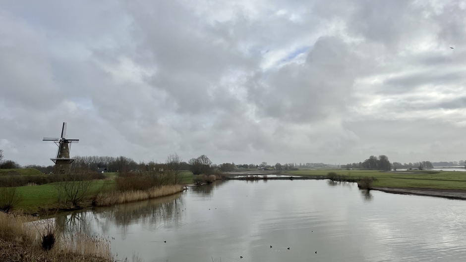 prachtige Hollandse Wolkenluchten boven de rivieren 