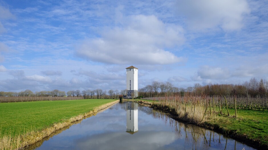 Fraaie wolkenluchten en reflectie bij weinig wind in Midden-Nederland 