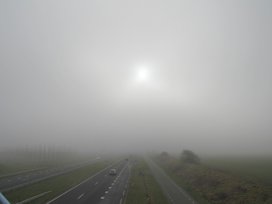 Tussen de middag werd het mistig, een flets zonnetje scheen, bij Kats, Zeeland
