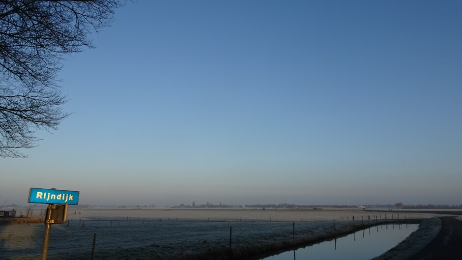 Veel fietsers en wandelaars op de beroemde Rijndijk in Wognum vanmorgen ! 