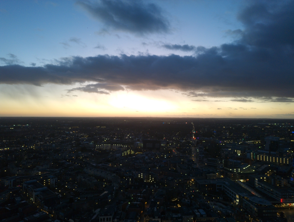 Dronefoto Zonsondergang stadsverlichting 