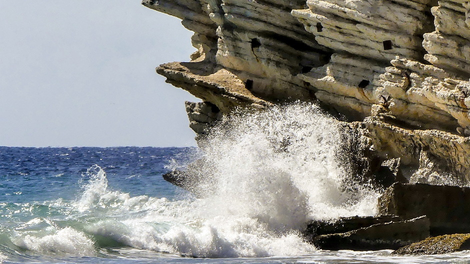Onstuimige golven beuken tegen de rotsen