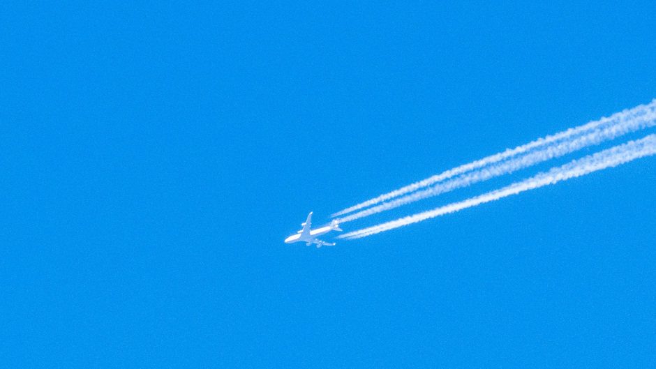 Vliegtuig in een strakblauwe lucht 