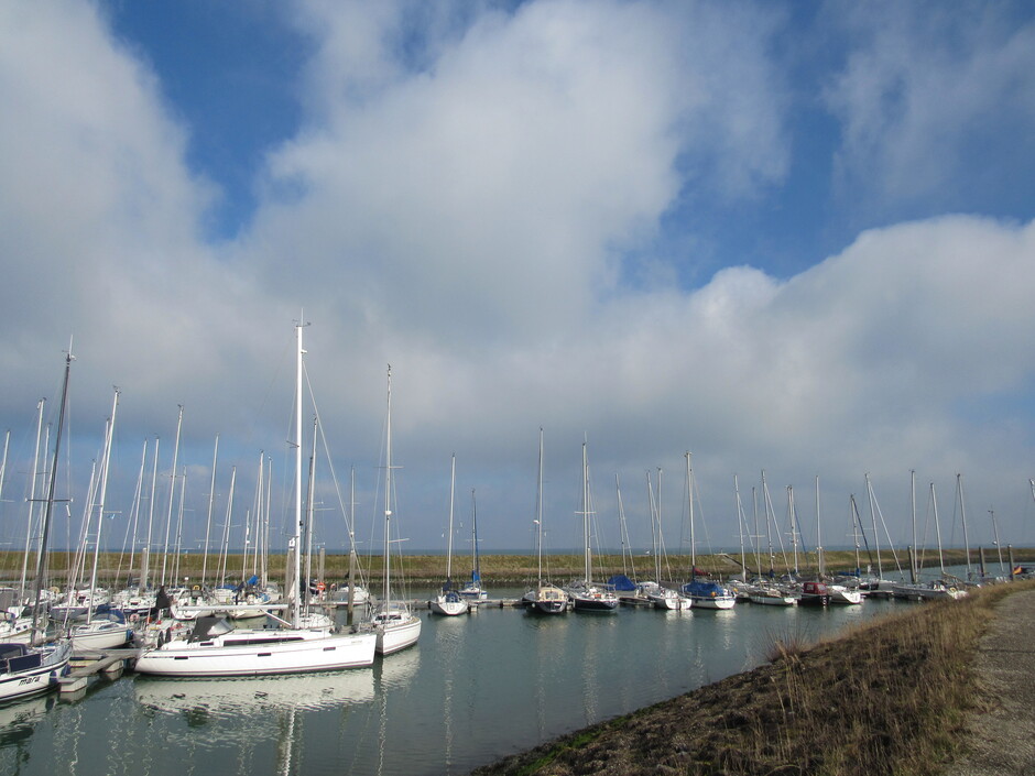 Zon en wolkenlucht vanmorgen later op de ochtend, de grijze lucht van vanmorgen vroeg verdwijnt langzaam, in Colijnsplaat bij de Jachthaven, Zeeland