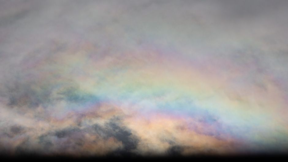 Irisatie in de wolken boven Vlieland.