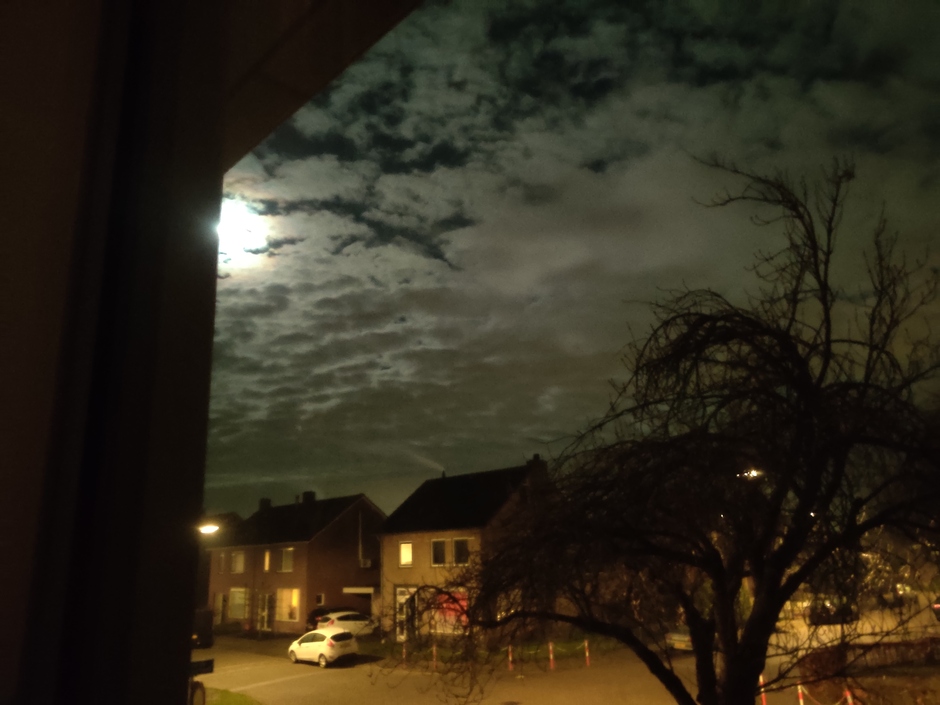 Volle maan met typische vrieswolken 
