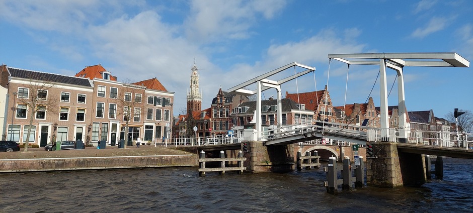 Haarlem aan het Spaarne met de Gravestenebrug.