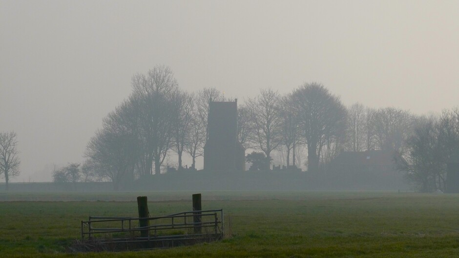 Het kerkje van Oostum in de mist