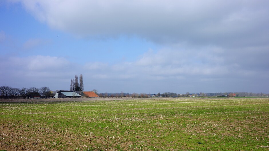 Opklaringen, zon en wolken in Midden-Nederland in de middag 