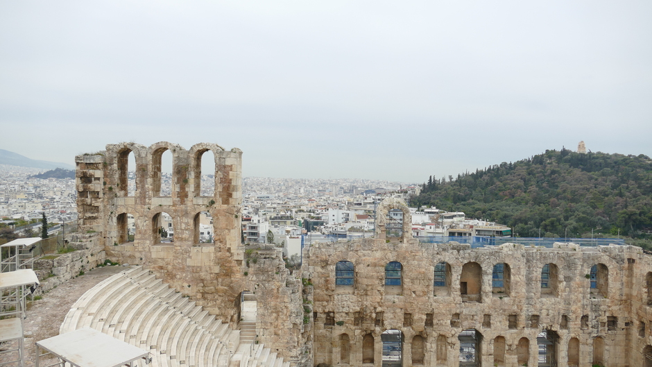 Odeon van Herodes, veel bewolking 