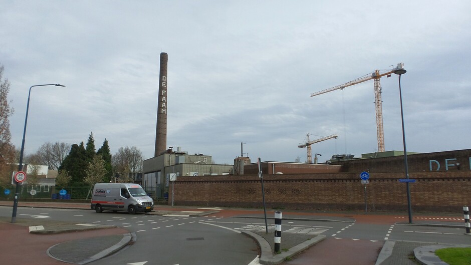 Bewolkt met 12 graden tegen het middaguur in Breda boven schepen en fabriek.