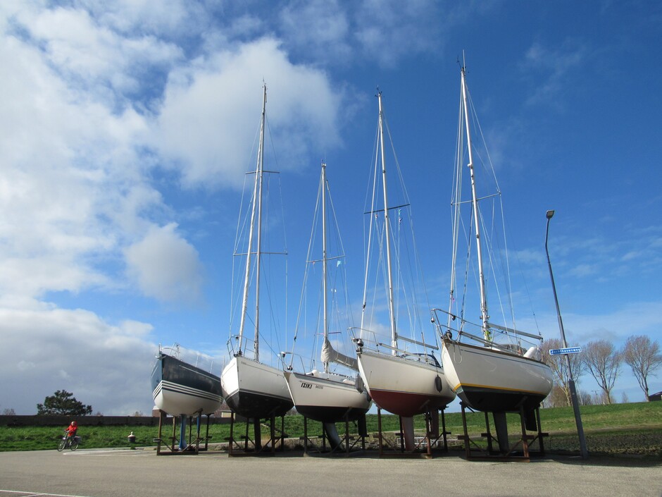 De zeilboten liggen klaar om bevaren te worden, zonnige perioden rond 11.00 uur bij de Jachthaven in Colijnsplaat
