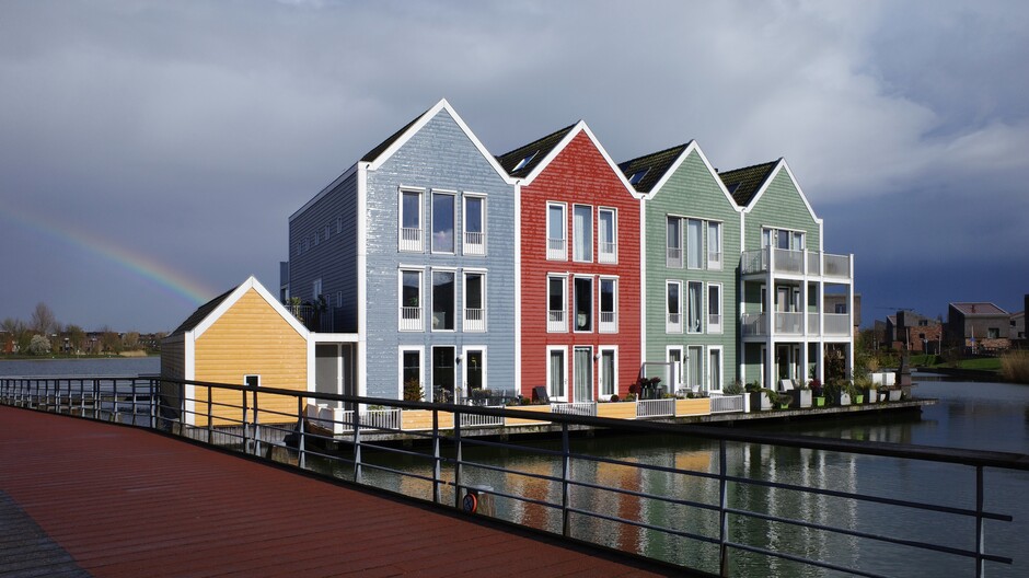 Prachtige regenboog en buienluchtbij de gekleurde huisjes in Midden-Nederland 