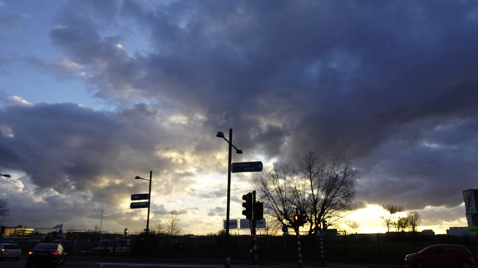 De zon en wolkenlucht met 12.6 graden rond 18.25 uur in Breda.