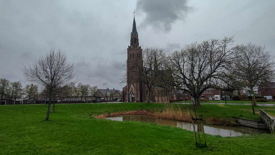 Kerk in een bewolkte regenlucht