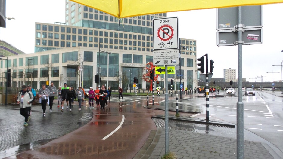 De (kletsnatte) KLM Urban Trail in Breda bij 8 graden rond 11.30 uur.