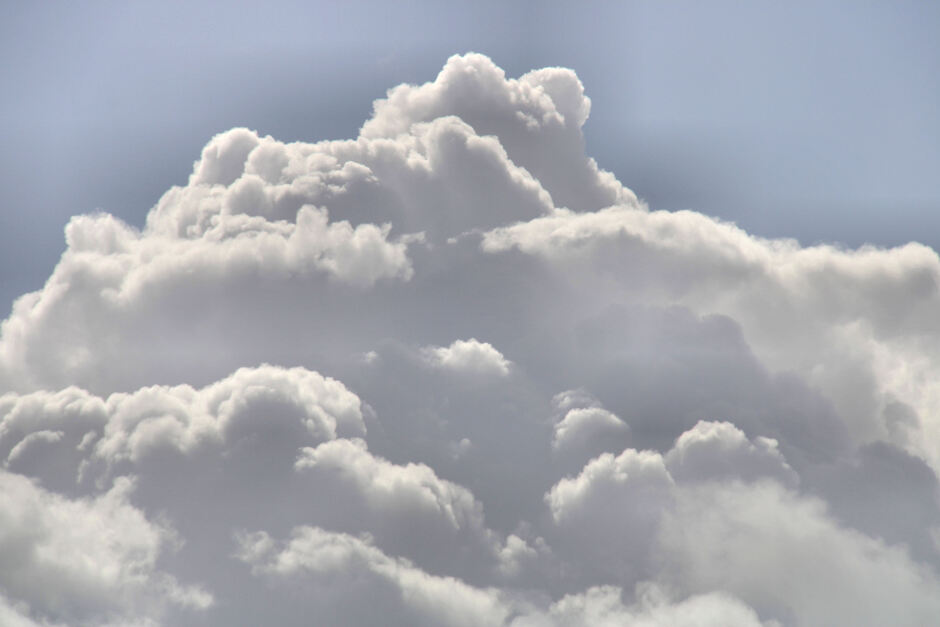 11.20 uur: Prachtige wolk, net een gebergte, kwam er 'langs' in de lucht. Colijnsplaat, Zeeland.