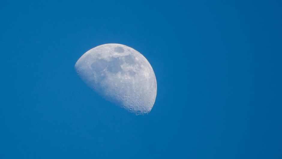 de maan in een blauwe avondlucht 