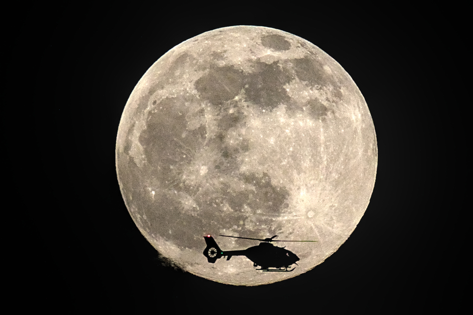 20230405 Mooncrosser boven Eindhoven, politie helicopter ZXP02 vliegt boven Eindhoven