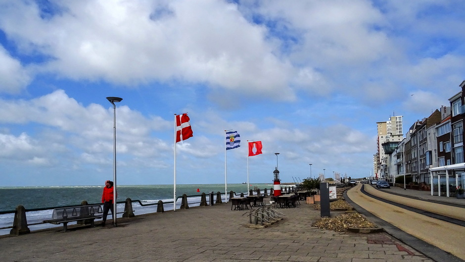 Afwisselend  zon en wolken strak wapperende vlaggen