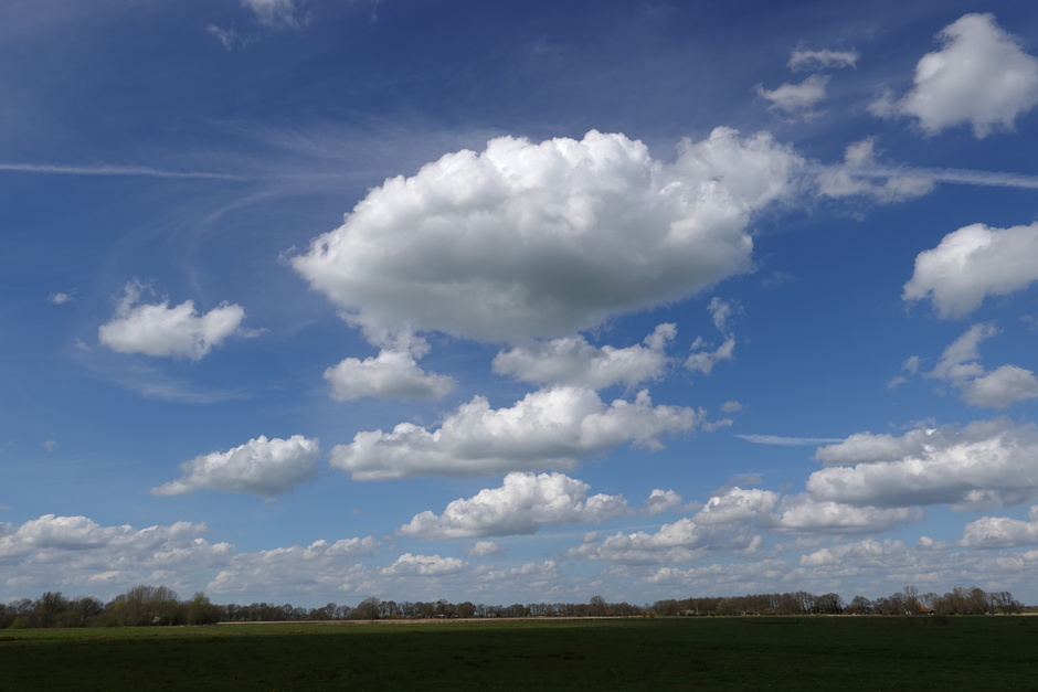 Drie prominente wolken - Agnietenbergweg, Zwolle