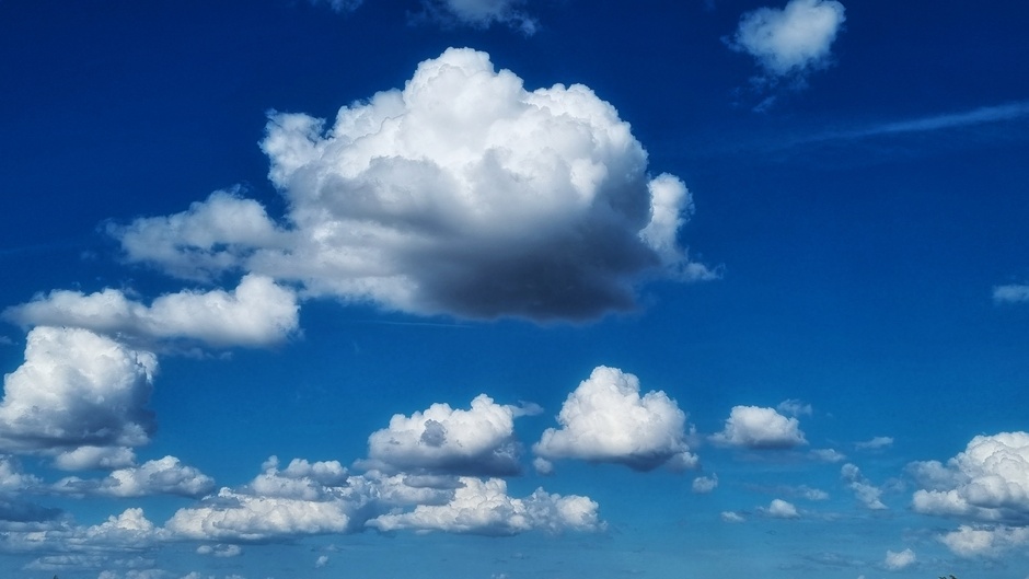Wolkjes, wolkjes en nog meer wolkjes boven polder amstelveen