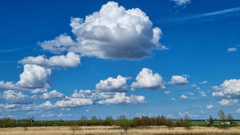 Wolkjes, wolkjes en nog meer wolkjes boven polder amstelveen