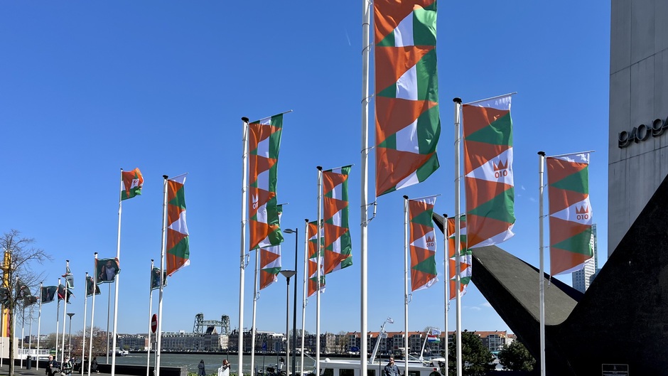 strakwapperende vlaggen aan de Maas 