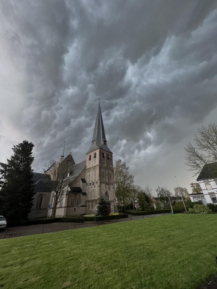 Onweerswolken bij kerk (Gelderland)