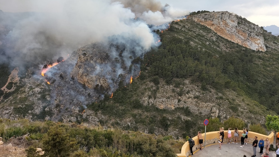 Oo Cap D'Or vlakbij Moraira heerst nu een bosbrand 
